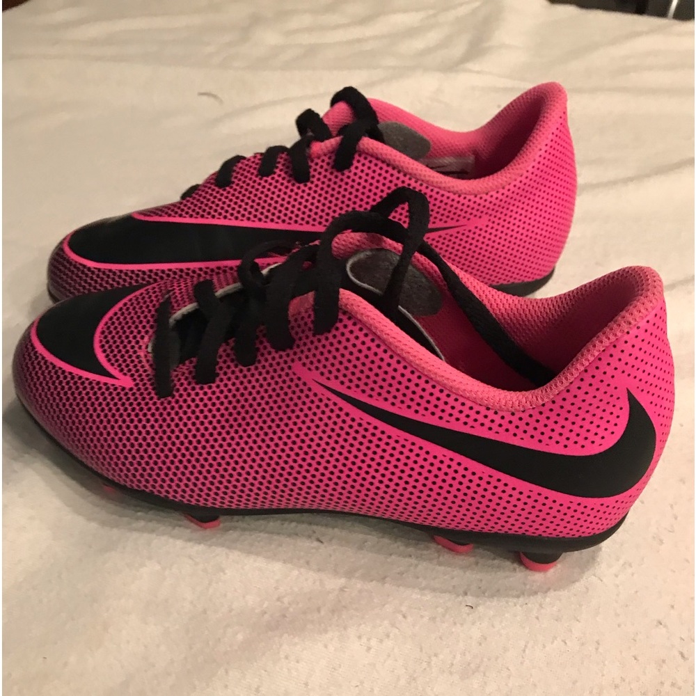 Girls pink size 2Y Nike soccer cleats